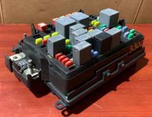 Fuse Panel Junction Block 15115618- 2005 Chevrolet Silverado - Picture 1 of 7
