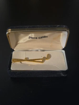 PIERRE CARDIN ~ GOLD TONE GOLF CLUBS TIE CLIP IN BOX - Image 1 of 4
