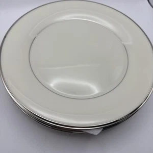 Lotto di 4 piatti Lenox Solitaire Fine China 10,75” avorio con bordo in platino - Foto 1 di 7