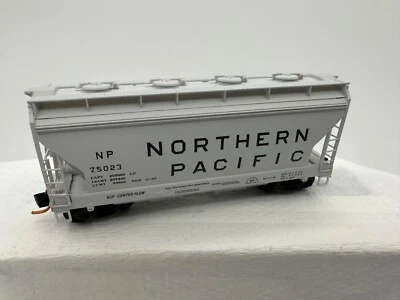 Northern Pacific, 2 Bay ACF Center Flow Covered Hopper w/Round Hatches - Image 1 of 2