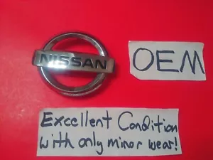 ✅ OEM 08 09 10 NISSAN ROGUE EMBLEM GRILLE GRILL BADGE FACTORY 62890-JM00A NICE - Picture 1 of 8
