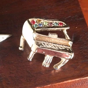 Vtg Rainbow Gemstone Piano Brooch Lapel Pin Silver tone Pianoman Liberace - Picture 1 of 3