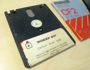 Amstrad CPC6128 / ZX Spectrum +3. Lote 2 disquetes. Wonder Boy + Maxell CF2 - Imagen 1 de 3