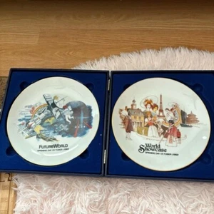 Juego de 2 Platos Conmemorativos Día de Apertura Walt Disney Epcot Center De Colección - Imagen 1 de 5