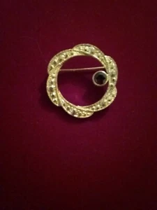 Broche/alfiler de vieira en tono dorado y rubí sintético - Imagen 1 de 2