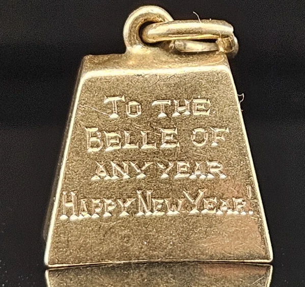 Janis Paige 14K Feliz Año Nuevo Campana de Vaca Dije 1954 Ruth Aarons Roothie Oro Foto 1 de 4