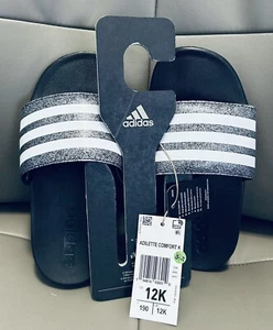 NUEVO CON ETIQUETAS NIÑAS ADIDAS ADILETTE CONFORT SANDALIA DESLIZABLE NEGRO BRILLO EE. UU. TALLA 12 - Imagen 1 de 12