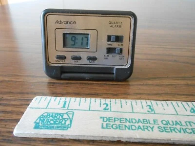 Despertador de viagem de quartzo vintage Advance com recurso de soneca 2,75" por 2" - Imagem 1 de 3