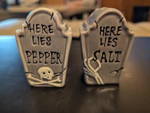 NEW - Tombstone - Here Lies Sale & Pepe - Set Shaker - Halloween - 2" - Foto 1 di 5