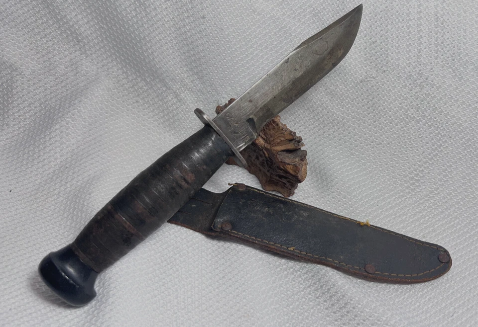 Cuchillo de hoja fija con mango de cuero apilado Camillus WW2 USN con funda *RESTAURAR* Foto 1 de 4