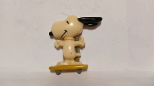Vintage 1966 United Feature Syndicate Snoopy Skateboard Refrigerator Magnet - Picture 1 of 2