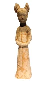 Figura de terracota pintada de la dinastía Tang de una dama de la corte - Imagen 1 de 15