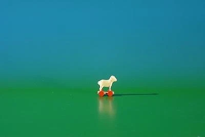 Miniatur Schaf auf Räder Höhe ca 2,2 cm NEU Reifenvieh Holztier Seiffen Erzgebir - Bild 1 von 1