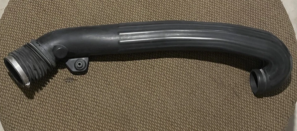 2004-2007 Saturn Vue Air Intake Cleaner Outlet Duct Hose Tube Pipe 22678564 OEM - Image 1 of 4