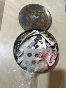 LARGE LOT ANTIQUE BUTTONS WITH TIN ABOUT 2.5 POUNDS LOTS OF COOL ONES - Picture 1 of 4