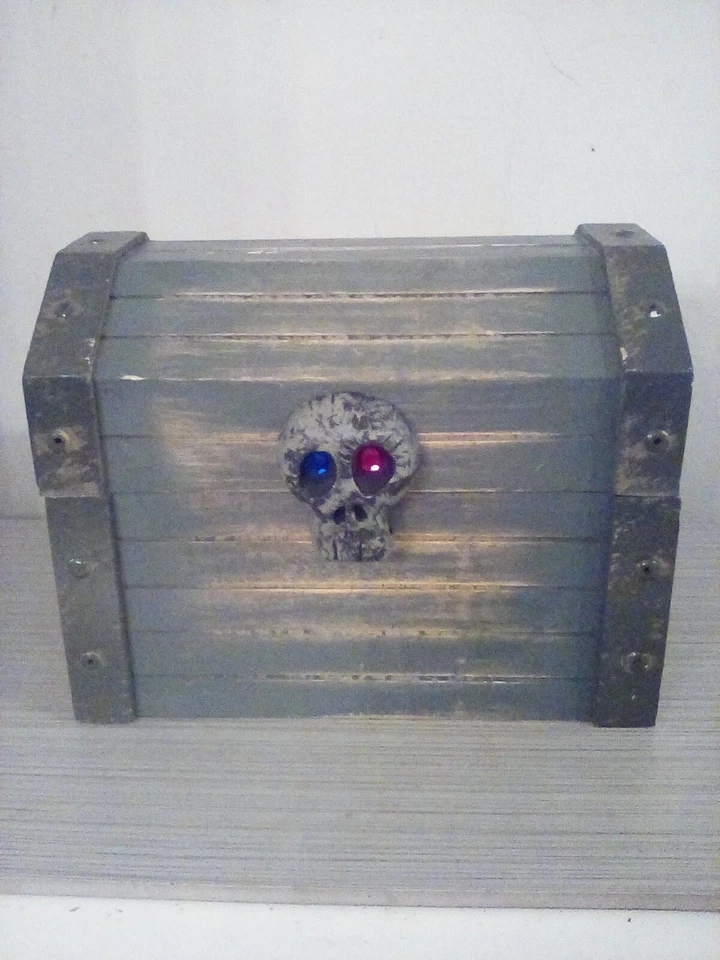 Baú de tesouro pirata de madeira com tábua de chão escondida! Melissa And Doug. 9" x7" - Imagem 1 de 4