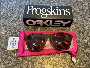 NUOVO CON SCATOLA FROGSKINS MIX OO9428-01 MARRONE OPACO con PRIZM TUNGSTENO POLARIZZATO RARO (75) - Foto 1 di 8