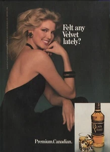 1985 anuncio impreso de destilería de whisky canadiense de terciopelo negro - Imagen 1 de 1