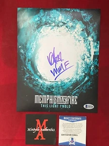 ¡FOTO FIRMADA MATTY MULLINS 8X10! ¡MEMPHIS MAY FIRE! ¡BECKETT! ¡ESTA LUZ LA SOSTENGO! - Imagen 1 de 4