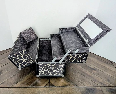 Estojo de trem de maquiagem London SOHO New York preto e branco estampa de girafa com espelho - Imagem 1 de 4