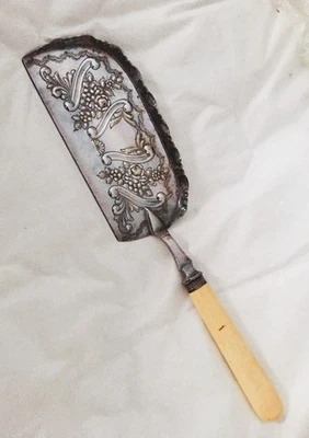 Antiguo Caminante y Hall Sheffield Plateado ENORME Crumber Repujado ORNATADO Foto 1 de 4