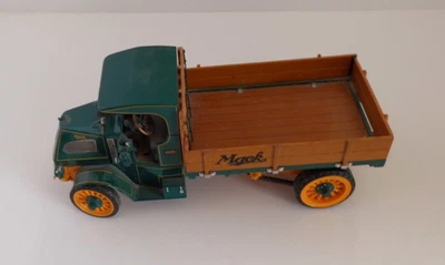 (GR 70) Franklin Mint 1/32 Scale 1916 Mack AC Bulldog Truck - NO BOX - Image 1 of 4