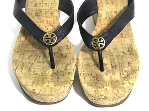 Tory Burch schwarze Lackleder-Riemensandale Suzy Kork Plateau Keilabsatz 11 M - Bild 1 von 7