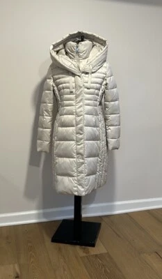 Abrigo acolchado ajustado Tahari Casey para mujer - Abrigo de invierno acolchado con babero talla L Foto 1 de 4