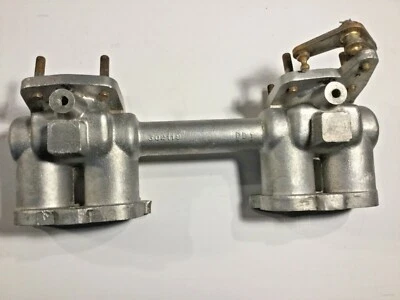 Colector de entrada de puerto alto Stanpart 302119 con manivela. Triumph TR2- TR3A.  —MV—9 Foto 1 de 4