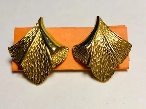 Mid century Crown Trifari gold tone clip on earrings - Picture 1 of 5