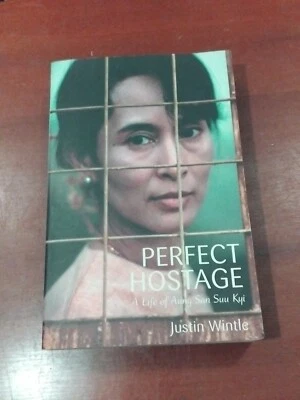 Perfect Hostage, Wintle, Justin. Large Print  - Image 1 of 4