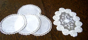 Antique set 4 round linen & bobbin lace coasters + 1 princes lace tiny doily. - Picture 1 of 4