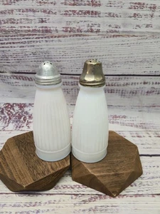 1950s Milk Glass Salt & Pepper Shakers Ribbed Design MCM vintage retro kitchen - Picture 1 of 6