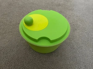 Green 4 piece 10" Tupperware Spin N Save Salad Spinner Serving Bowl 7-1/2" Tall - Picture 1 of 3