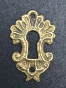 Vintage SINGLE Small MID WEIGHT Brass Skeleton Key Hole Plate Escutcheon - Picture 1 of 6