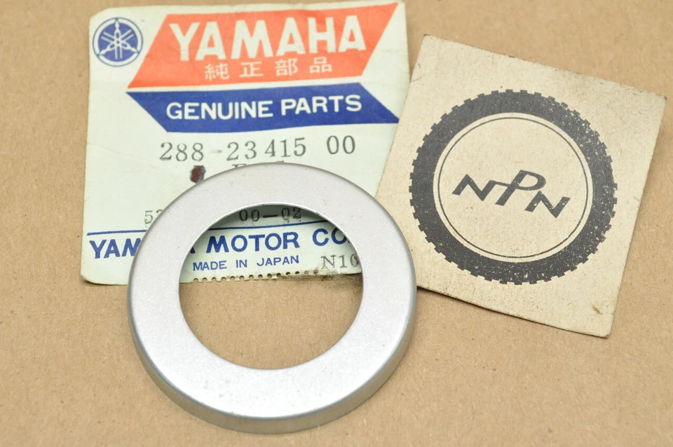 Nuevo de Lote Antiguo Yamaha 1971 JT1 Vástago de Dirección Rodamiento de Bolas Cubierta de Carrera 288-23415-00 Foto 1 de 1