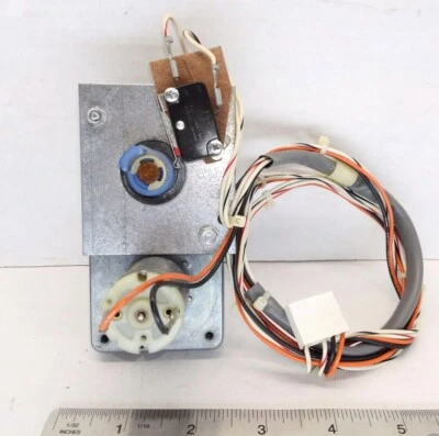 ROWE AMI CD JUKEBOX  CD100 A & B OBA BILL STACKER MOTOR ASSEMBLY (PART) - Image 1 of 4