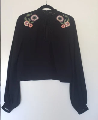 NUEVA Blusa Tularosa Coco Negra Floral Bordado Encaje Escalera Cerradura Cuello Pequeña Foto 1 de 4