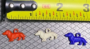 Diorama Dijes Diorama Rojo Blanco Azul Dachshund Perros De Colección Lote de 3 Pequeños Mini Plásticos - Imagen 1 de 4