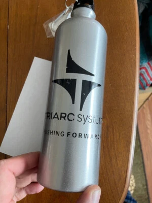 Botella de agua Triarc Systems plata aluminio 2011 mosquetón tapa roscada 25oz 740ml Foto 1 de 4