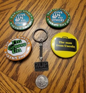 Seltener Vintage 7-UP Food Service Schlüsselanhänger & 4 Pins Sammlerstück Werbung Soda - Bild 1 von 4
