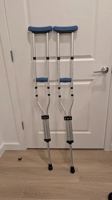 Muletas de aluminio para axilas McKesson para adultos - 5,2 a 5,10 pies Usuario Foto 1 de 4