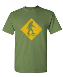 BIGFOOT CROSSING - Sasquatch Squatchin' Gag - Herren T-Shirt Baumwolle - Bild 1 von 3