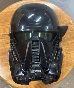 Star Wars Rogue One Imperial Death Trooper Voice Changing Light Up Mask getestet - Bild 1 von 6