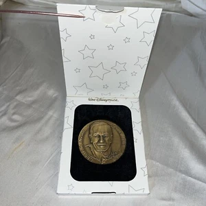 Moneda medallón 3D 2001 Walt Disney 100 años de magia compartir un sueño hecho realidad - Imagen 1 de 5
