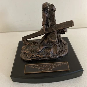 Escultura religiosa escena de Jesucristo llevando cruz con escritura Romanos 5:8 - Imagen 1 de 10