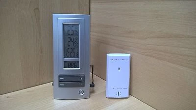WIRELESS/REMOTE WEATHER STATION- FM RADIO,CLOCK ALARM INDOOR/OUTDOOR THERMOMETER - Image 1 of 2