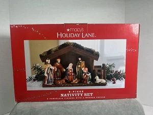 Macy’s Holiday Lane Krippe Set 9-teilig (9 Figuren mit Holzkrippe (2010) - Bild 1 von 5