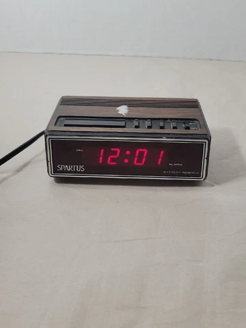 Vintage Spartus 1108 Alarm Clock Wood Grain Electric or battery LCD from 80s Cover