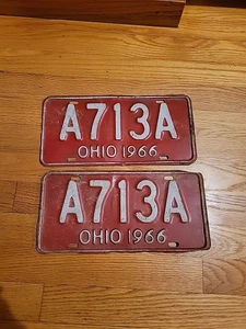 PAR de placas de matrícula de Ohio 1966 vintage OH A713A rojo blanco conjunto de letras  - Imagen 1 de 3